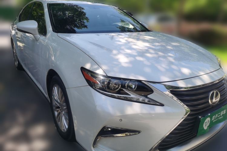 Used Lexus ES 2015 200 Elite Edition Front Right 45 Deg