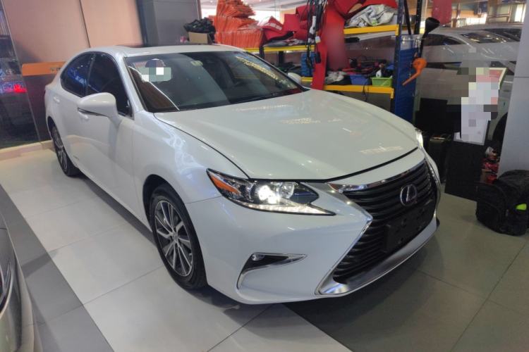 Used Lexus ES 2015 300h Comfort Edition Front Right 45 Deg