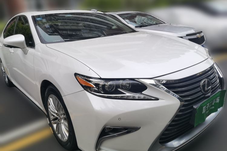 Used Lexus ES 2015 200 Elite Edition Front Right 45 Deg