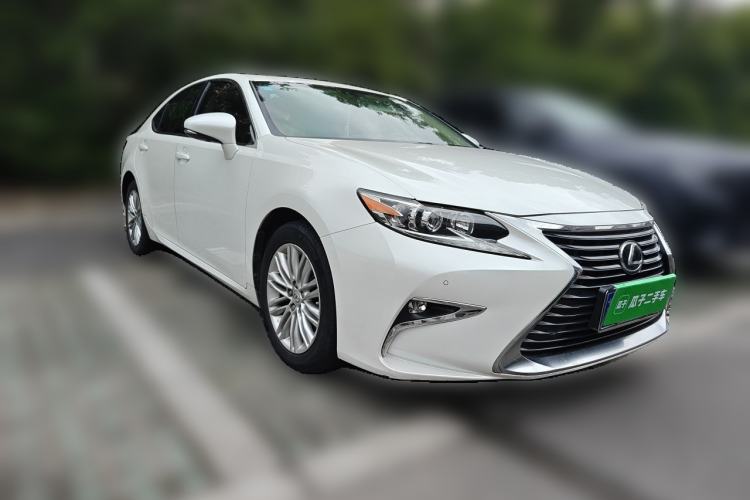 Used Lexus ES 2015 200 Comfort Edition Front Right 45 Deg