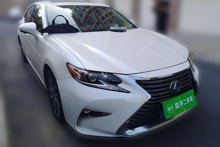 Used Lexus ES 2015 300h Comfort Edition Front Right 45 Deg