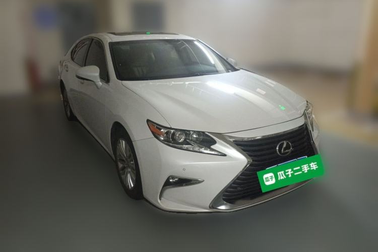 Used Lexus ES 2015 200 Elite Edition Front Right 45 Deg