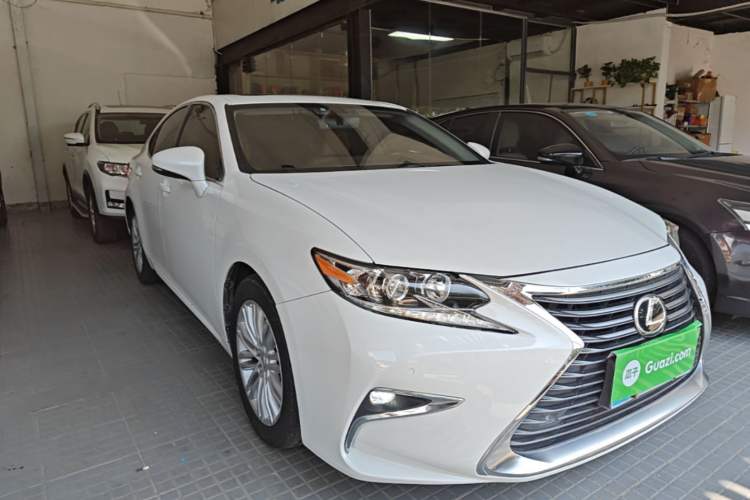 Used Lexus ES 2015 200 Elite Edition Front Right 45 Deg