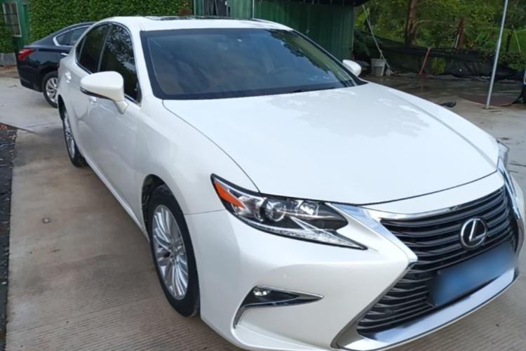 Used Lexus ES 2015 200 Elite Edition Front Right 45 Deg