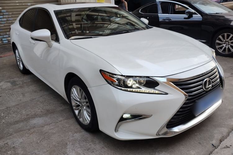 Used Lexus ES 2015 200 Elite Edition Front Right 45 Deg