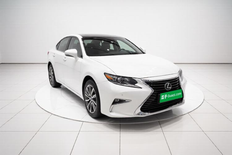 Used Lexus ES 2015 300h Comfort Edition Front Right 45 Deg
