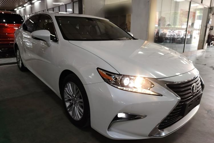 Used Lexus ES 2015 200 Elite Edition Front Right 45 Deg