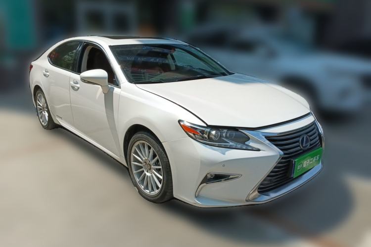 Used Lexus ES 2015 300h Luxury Edition Front Right 45 Deg