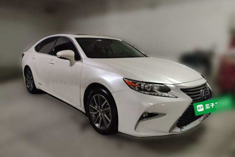 Used Lexus ES 2015 300h Comfort Edition Front Right 45 Deg