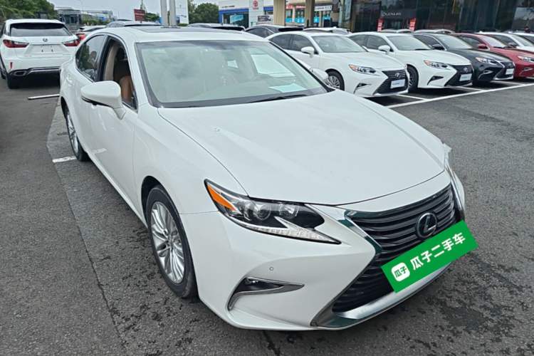 Used Lexus ES 2015 200 Elite Edition Front Right 45 Deg