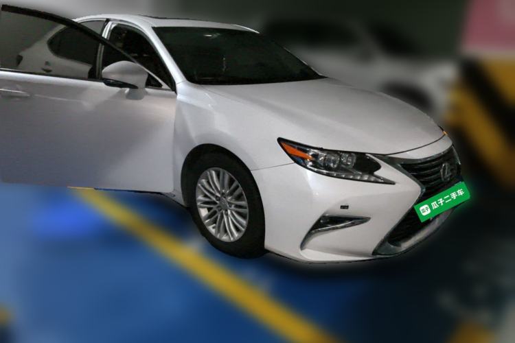 Used Lexus ES 2015 200 Elite Edition Front Right 45 Deg