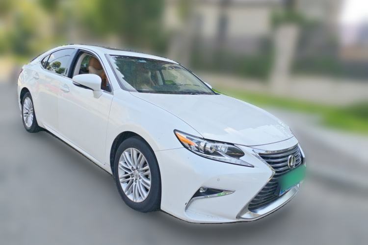 Used Lexus ES 2015 200 Elite Edition Front Right 45 Deg