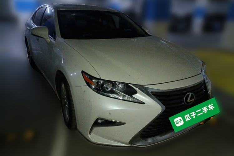 Used Lexus ES 2015 200 Elite Edition Front Right 45 Deg