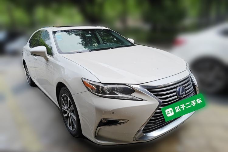 Used Lexus ES 2015 300h Comfort Edition Front Right 45 Deg