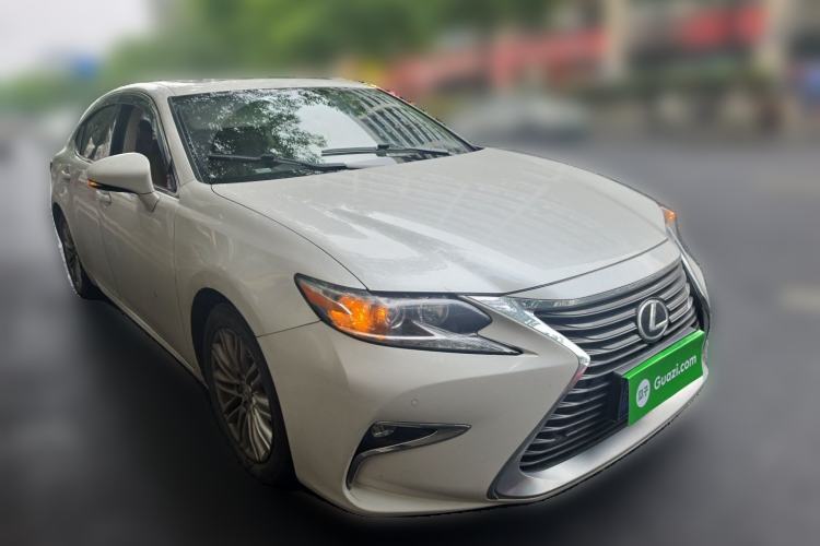 Used Lexus ES 2015 200 Comfort Edition Front Right 45 Deg