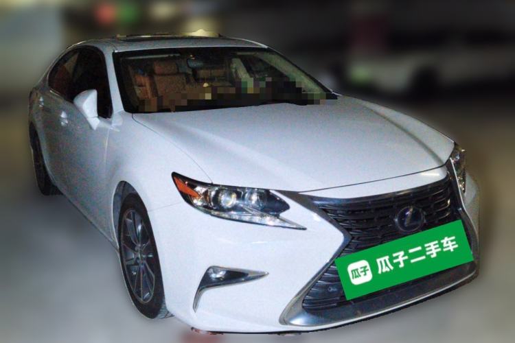 Used Lexus ES 2015 300h Comfort Edition Front Right 45 Deg
