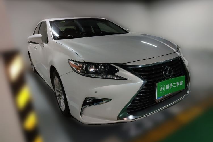 Used Lexus ES 2015 200 Comfort Edition Front Right 45 Deg