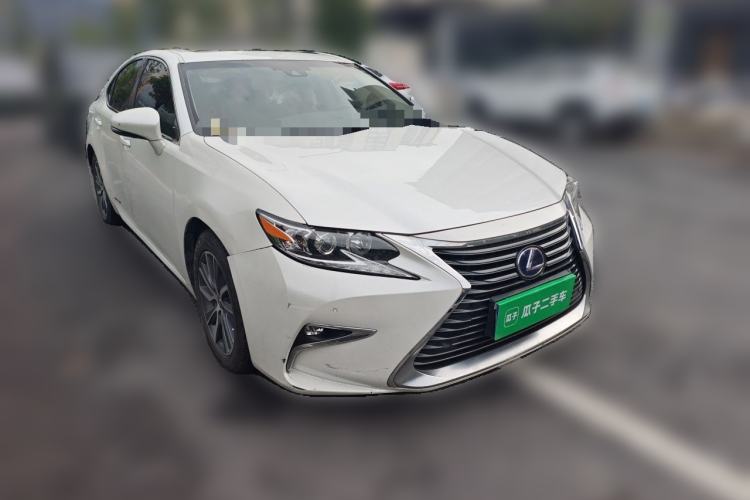 Used Lexus ES 2015 300h Comfort Edition Front Right 45 Deg