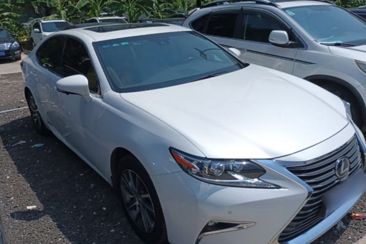 Used Lexus ES 2015 300h Comfort Edition Front Right 45 Deg