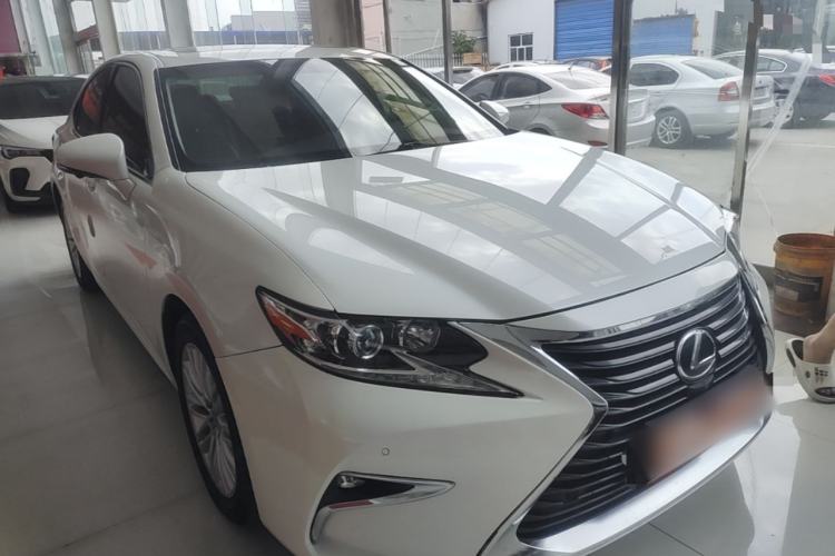Used Lexus ES 2015 200 Elite Edition Front Right 45 Deg
