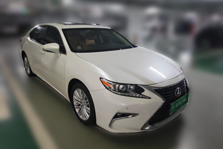 Used Lexus ES 2015 200 Elite Edition Front Right 45 Deg