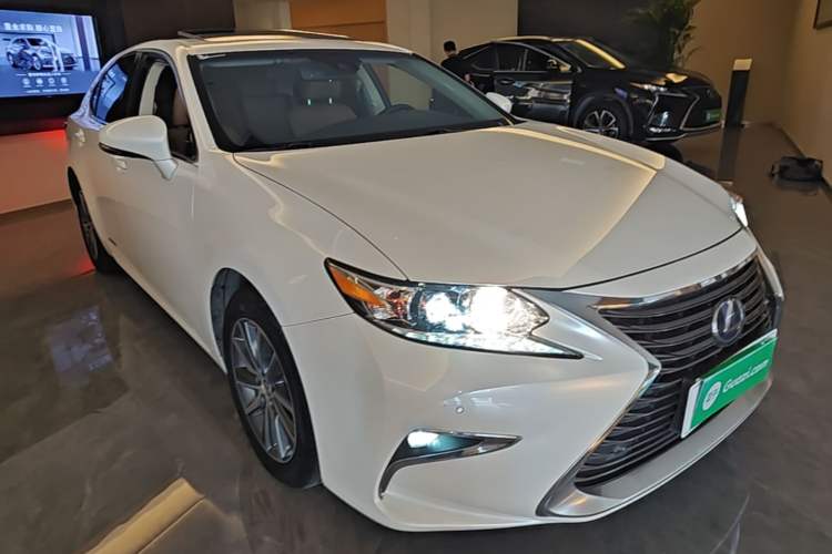 Used Lexus ES 2015 300h Comfort Edition Front Right 45 Deg