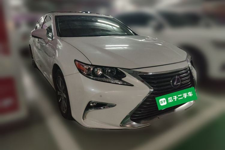 Used Lexus ES 2015 300h Comfort Edition Front Right 45 Deg
