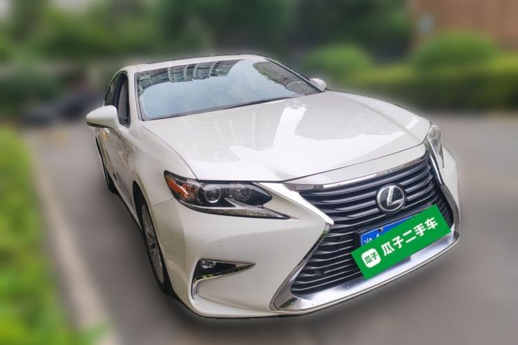 Used Lexus ES 2015 200 Elite Edition Front Right 45 Deg