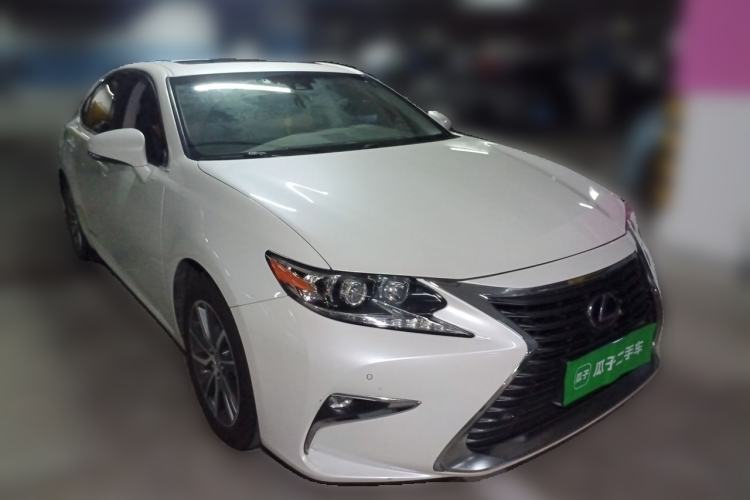Used Lexus ES 2015 300h Comfort Edition Front Right 45 Deg