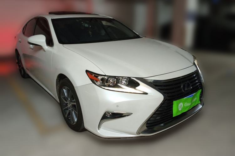 Used Lexus ES 2015 300h Comfort Edition Front Right 45 Deg