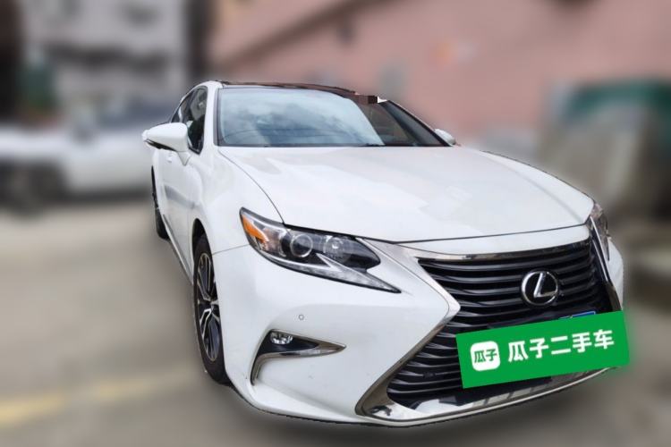 Used Lexus ES 2015 250 Elegant Edition Front Right 45 Deg