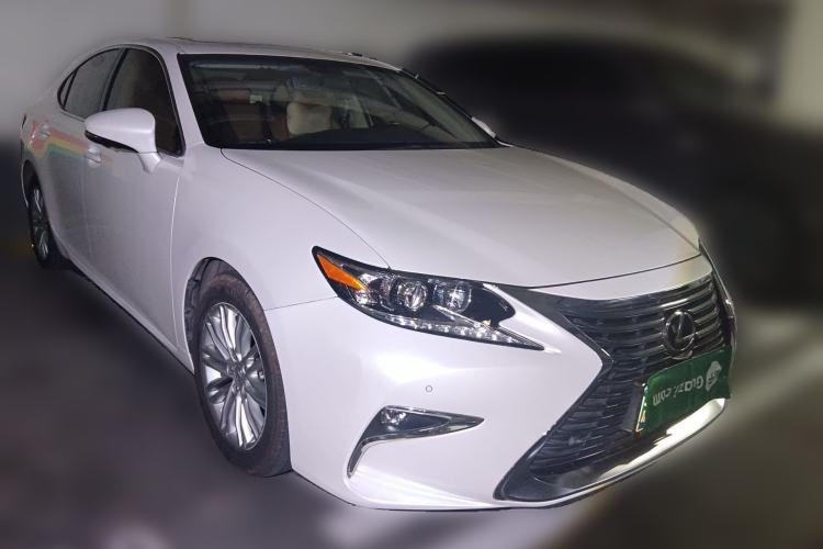 Used Lexus ES 2015 200 Elite Edition Front Right 45 Deg