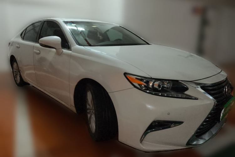 Used Lexus ES 2015 200 Elite Edition Front Right 45 Deg