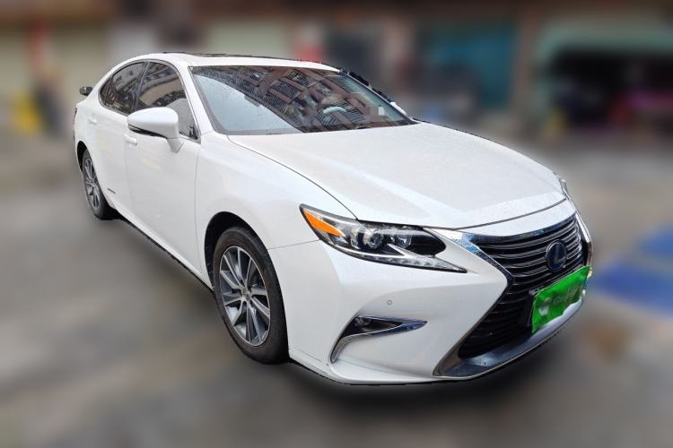 Used Lexus ES 2015 300h Comfort Edition Front Right 45 Deg
