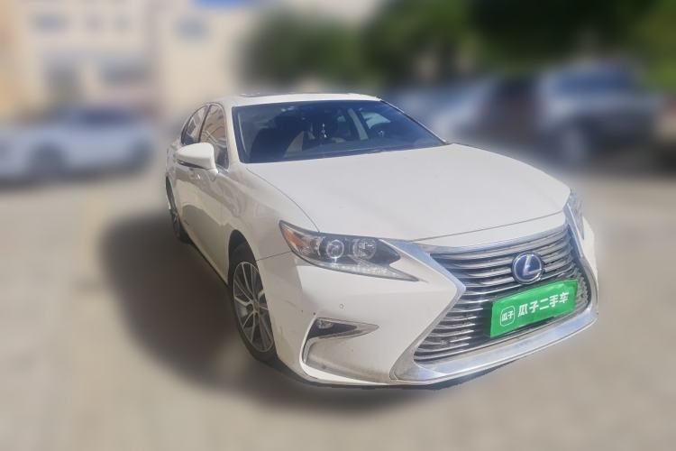 Used Lexus ES 2015 300h Comfort Edition Front Right 45 Deg