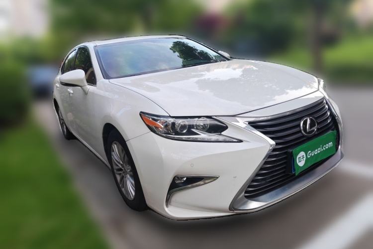 Used Lexus ES 2015 200 Elite Edition Front Right 45 Deg