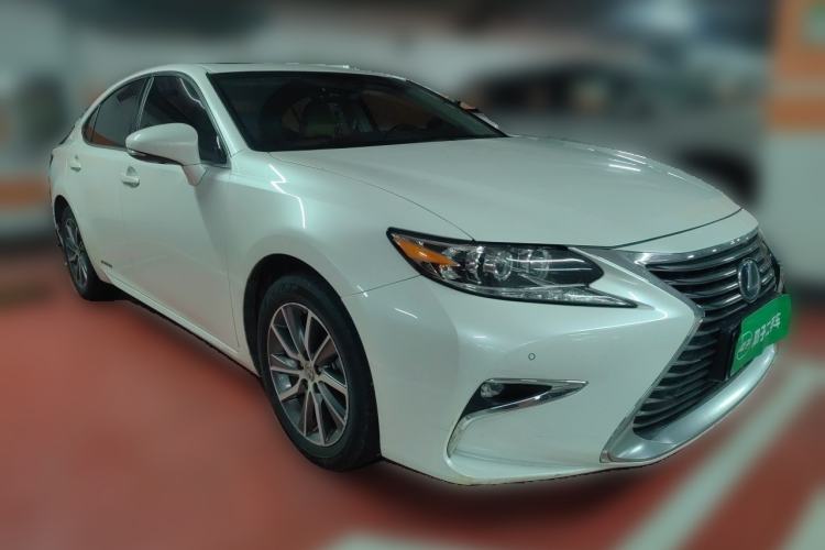 Used Lexus ES 2015 300h Comfort Edition Front Right 45 Deg