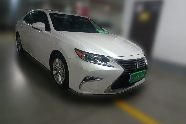 Used Lexus ES 2015 200 Elite Edition Front Right 45 Deg