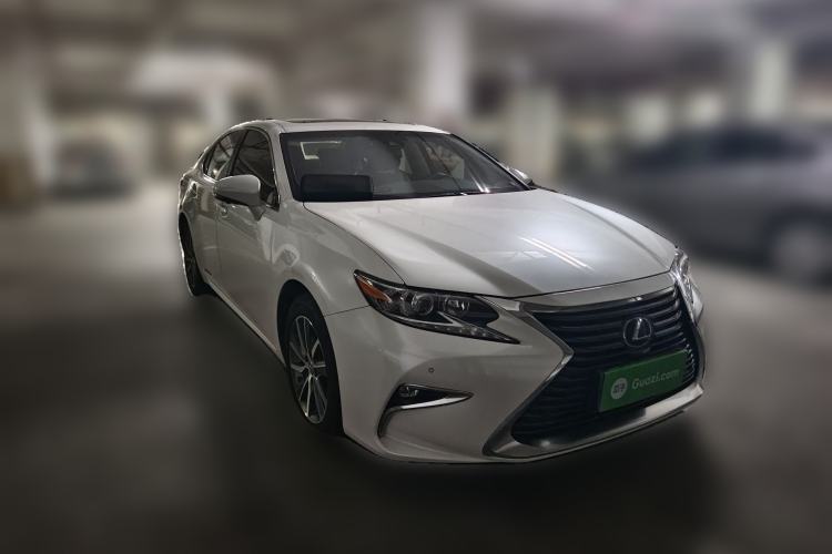 Used Lexus ES 2015 300h Comfort Edition Front Right 45 Deg