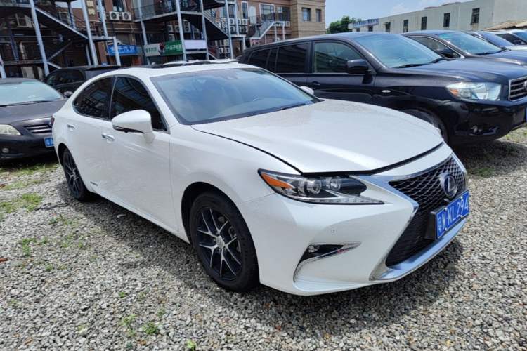 Used Lexus ES 2015 300h Comfort Edition Front Right 45 Deg