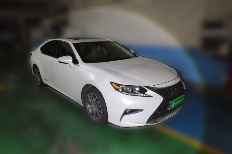 Used Lexus ES 2015 300h Comfort Edition Front Right 45 Deg
