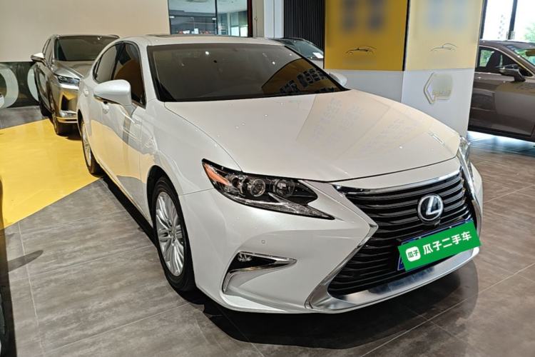 Used Lexus ES 2015 200 Elite Edition Front Right 45 Deg