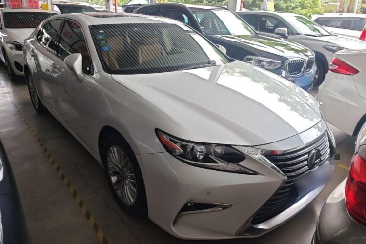 Used Lexus ES 2015 200 Comfort Edition Front Right 45 Deg