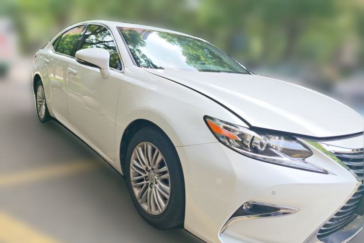 Used Lexus ES 2015 200 Elite Edition Front Right 45 Deg