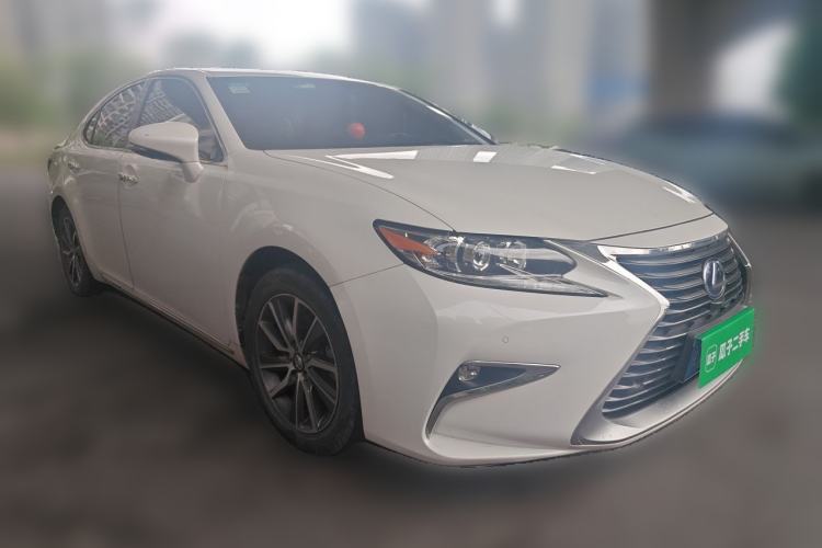 Used Lexus ES 2015 300h Comfort Edition Front Right 45 Deg