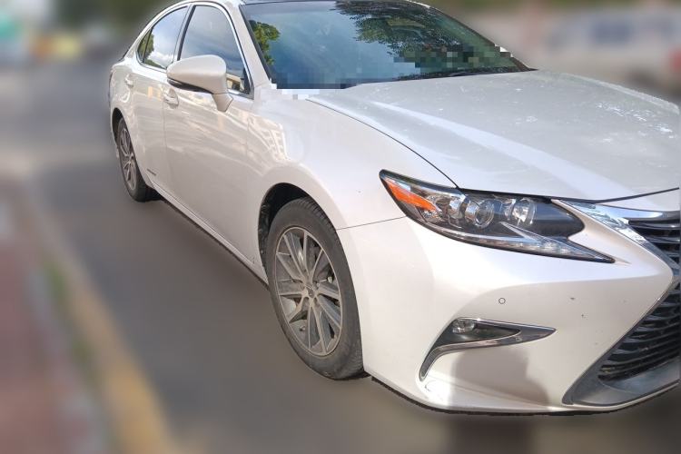 Used Lexus ES 2015 300h Comfort Edition Front Right 45 Deg