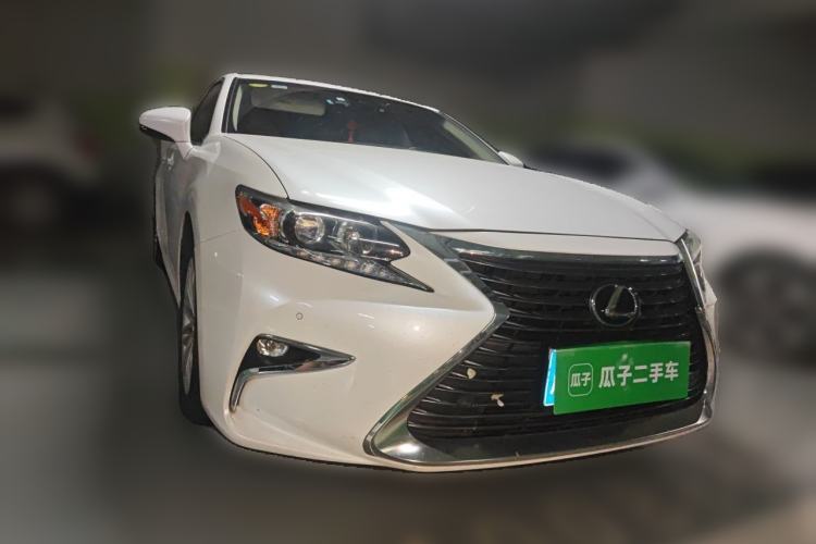 Used Lexus ES 2015 200 Comfort Edition Front Right 45 Deg