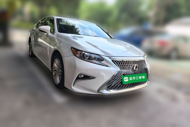 Used Lexus ES 2015 200 Elite Edition Front Right 45 Deg