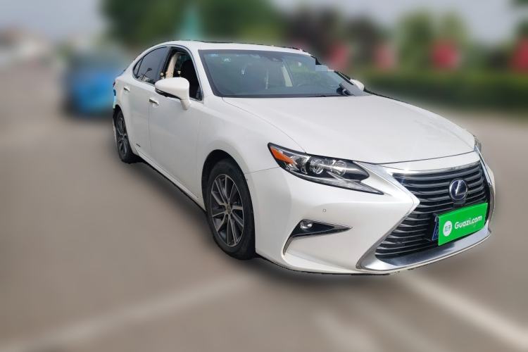 Used Lexus ES 2015 300h Comfort Edition Front Right 45 Deg