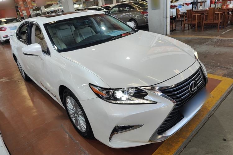 Used Lexus ES 2015 200 Elite Edition Front Right 45 Deg
